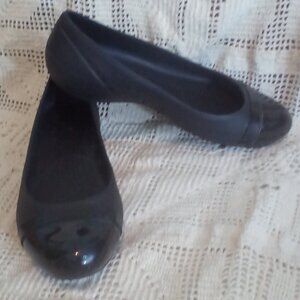 CROCS SZ 8 BALLET FLATS SHINY CAP TOES ROUNDED POINTY SLIP-ON COMFORT CASUAL